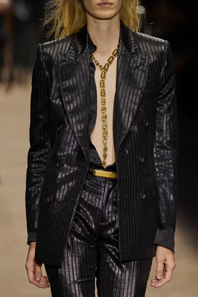 Look 16